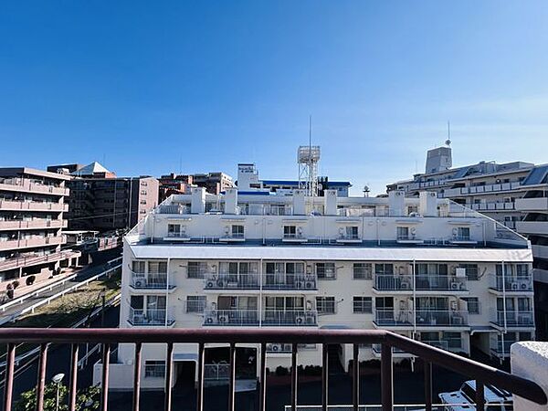 バルコニーからの南側の眺望。前面に遮る建物がなく、日当たり良好です。