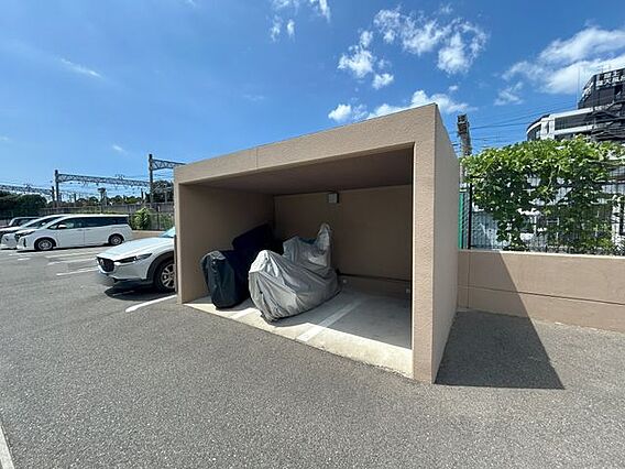 駐車場、バイク...