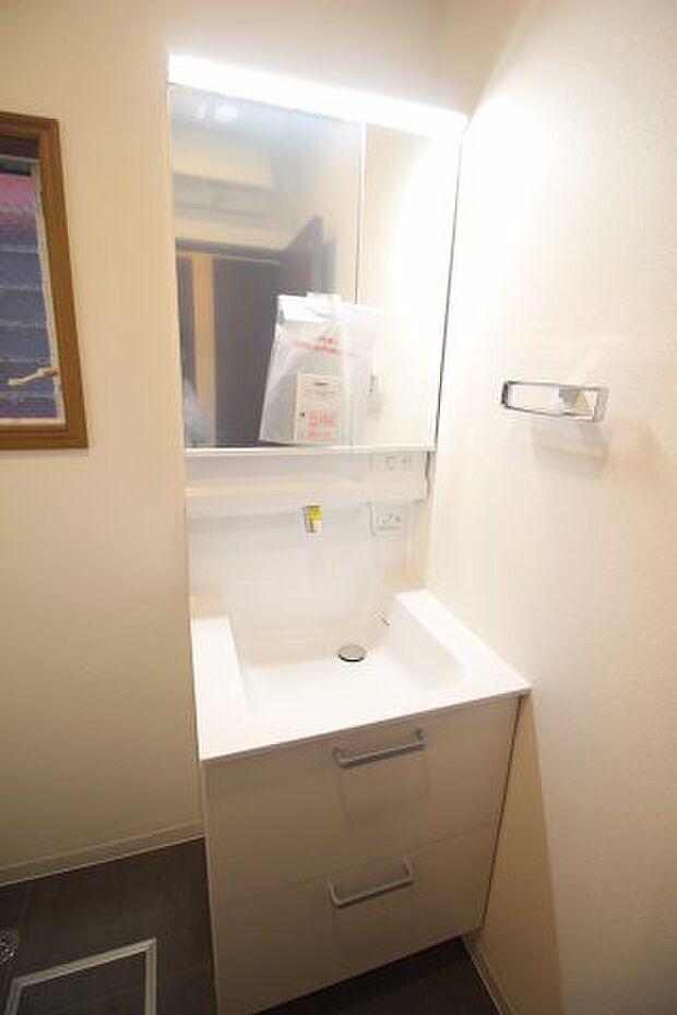 便利なハンドシャワー付きの洗面化粧台。鏡の裏も収納として使えます