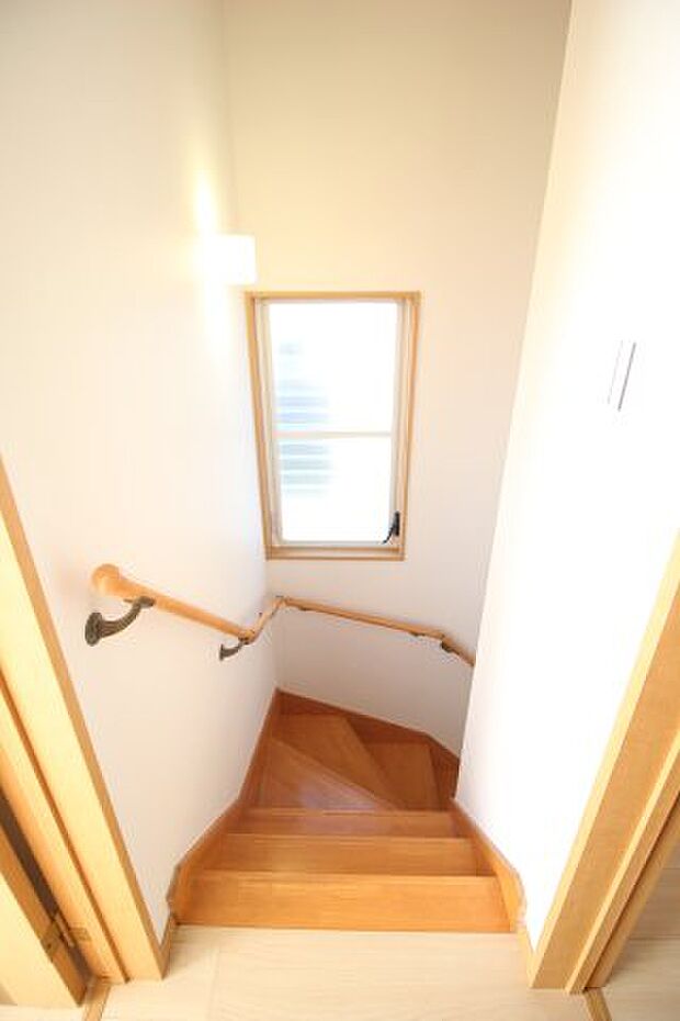 階段には手すりが設置されているので、安全に上り下りが可能です