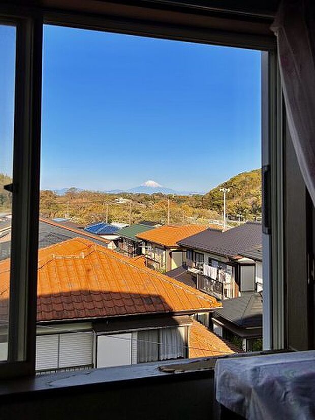 2階居室からは霊峰富士を望む事ができる贅沢な景色が広がっております。高台に位置しておりますので、開放感があります。風通し、日当たり、眺望良好の三拍子揃ったおすすめぼ物件です。是非一度ご見学下さい。