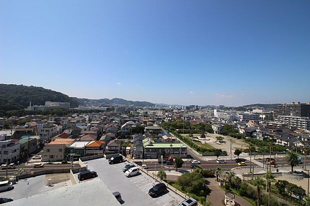 屋上から海と反対側には久里浜の街を望めます。空気の澄んだ日には富士山まで見えますよ♪
