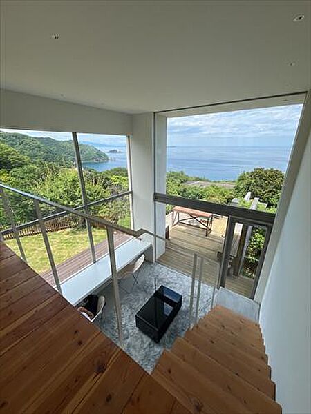 附属建物2階から1階