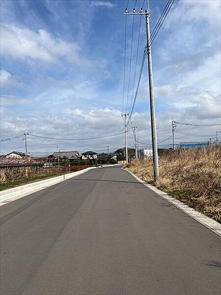 北西側前面道路（2026年2月撮影）