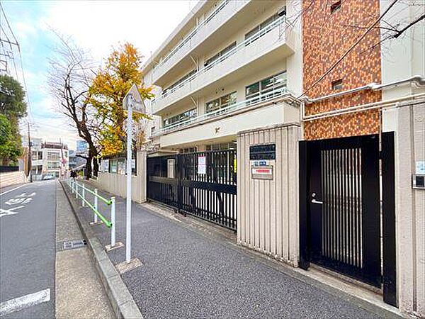 港区立南山幼稚園まで380m