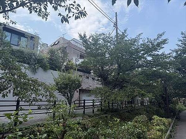 緑道から見た外観4（2026年7月撮影）