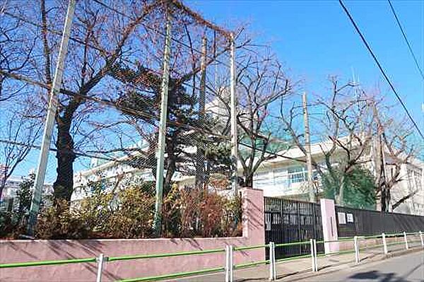 港区立青南小学校まで820m