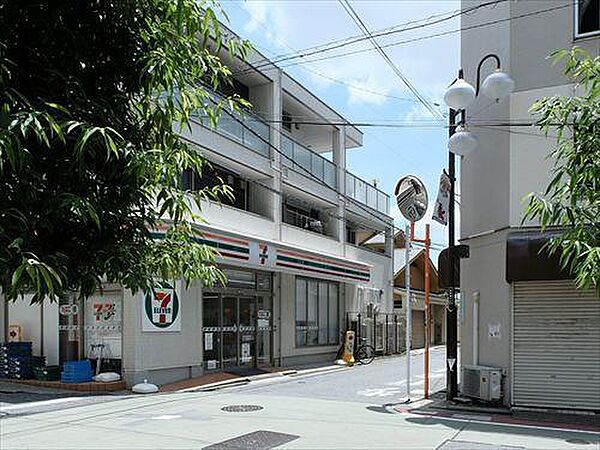 セブンイレブン下高井戸駅北口店 100m