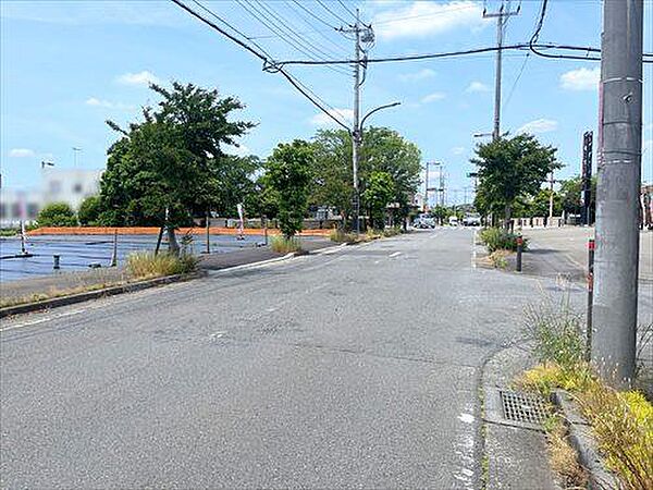 北東側前面道路