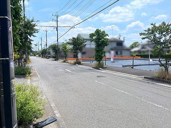 北東側前面道路
