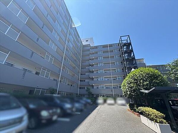 駐車場（写真左側・正面）、駐輪場（右側）