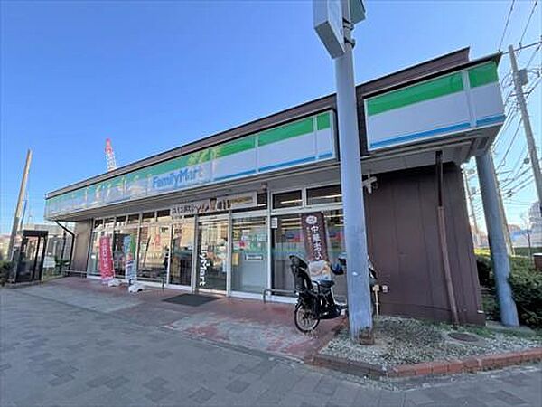 ファミリーマート小手指店 550m