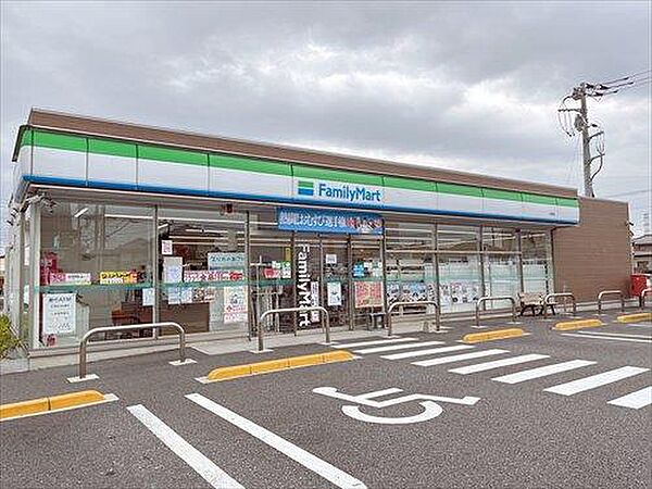 ファミリーマート入曽店 550m