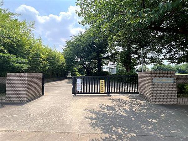 三芳町立竹間沢小学校 870m