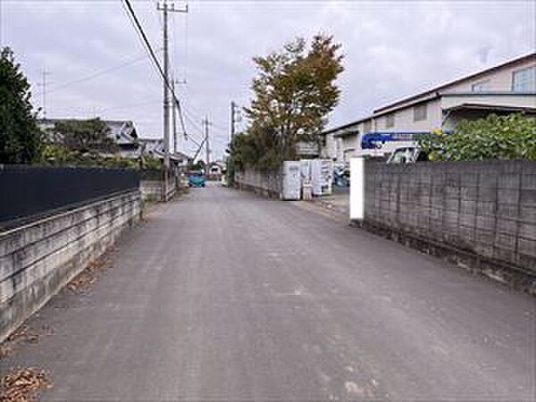 南東側前面道路1（2022年10月撮影）
