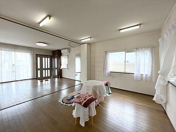 洋室（約7.4帖）、LD（約13.8帖）