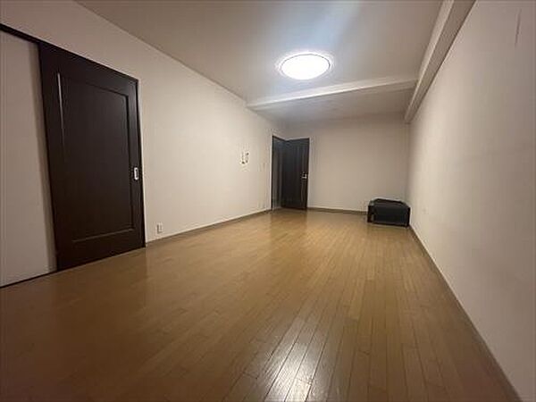 洋室約12.7帖