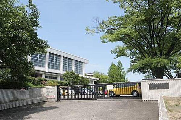 豊明市立栄中学校まで910m
