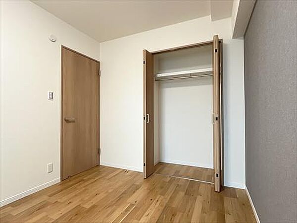 西側洋室約6.3帖-2