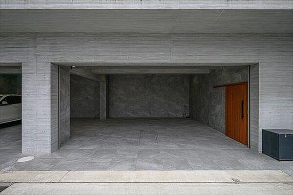 電動シャッター付きガレージ