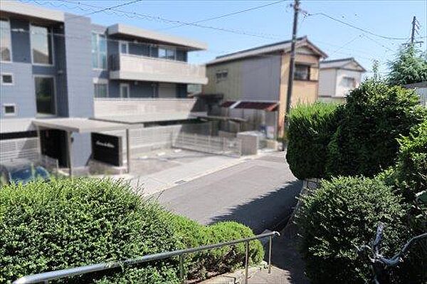 東側前面道路（敷地側から）
