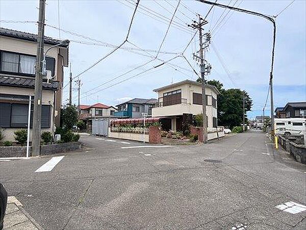 西側前面道路南側交差点付近