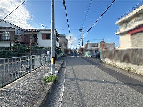 東側前面道路