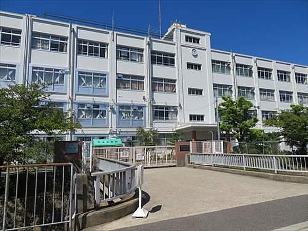 高槻市立芝生小学校 徒歩7分