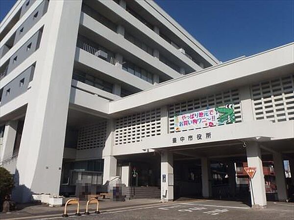 豊中市役所 686m