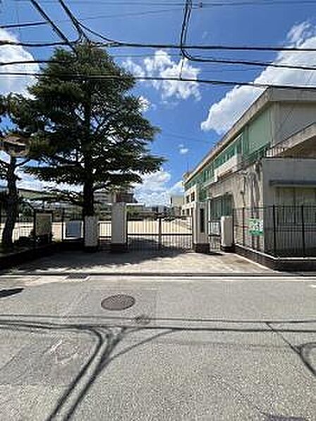 蛍池小学校まで410m 徒歩6分