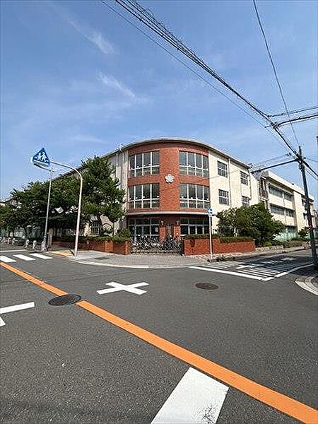 豊中市立南桜塚小学校まで410m