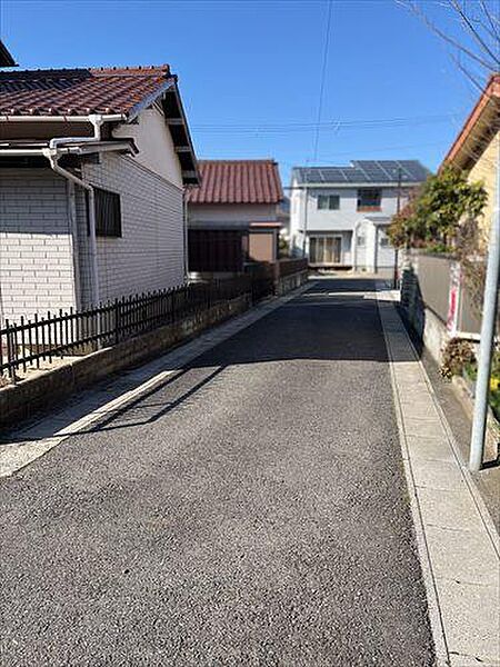 東側道路（南から北向きに撮影）