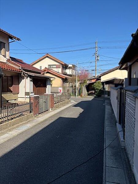 南側道路（西から東向きに撮影）