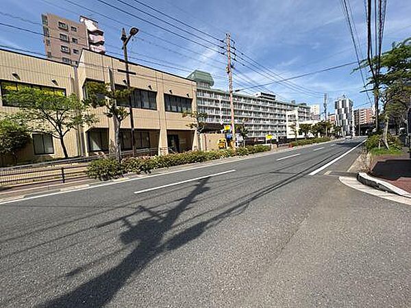 前面道路（北西側）