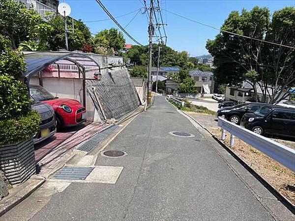 南東側前面道路