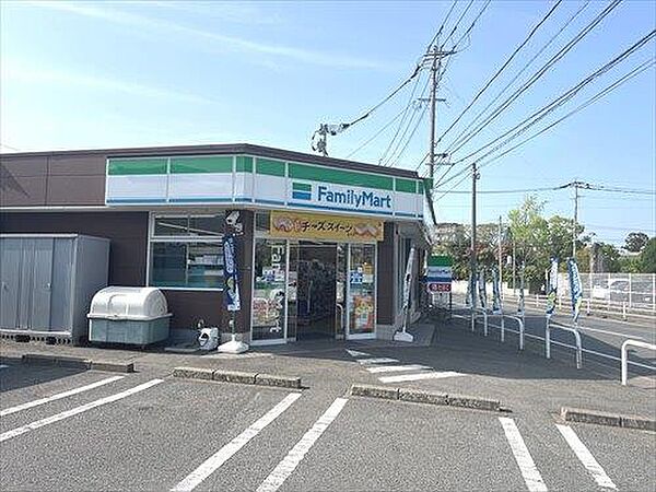 ファミリーマート前原中央店まで330m
