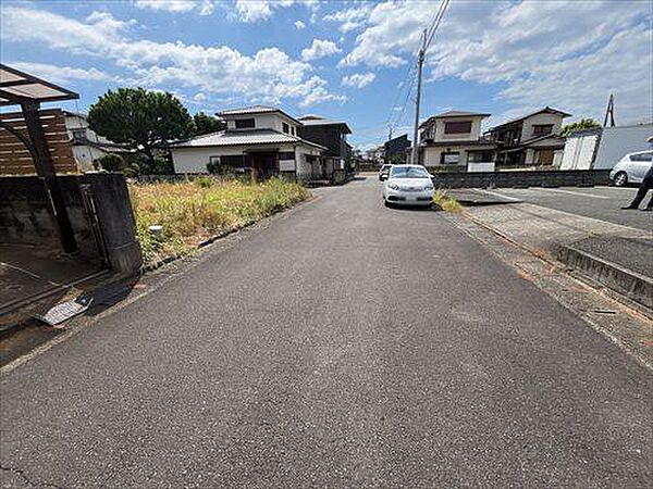 北側前面道路　撮影日：2026年8月
