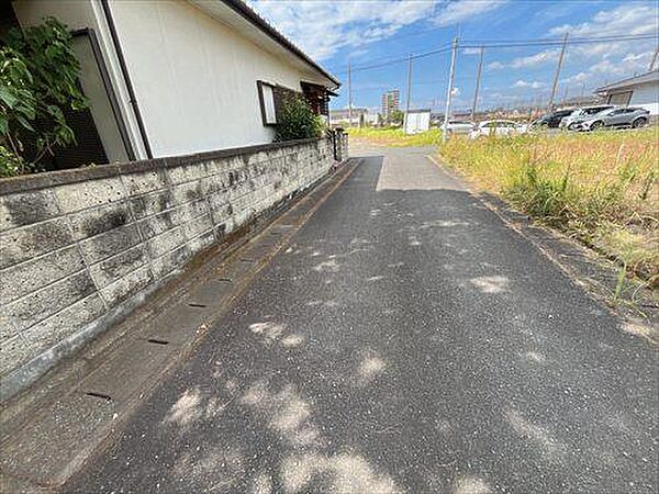 西側前面道路　撮影日：2026年8月