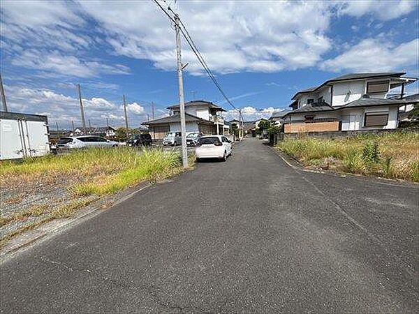 北側前面道路　撮影日：2026年8月