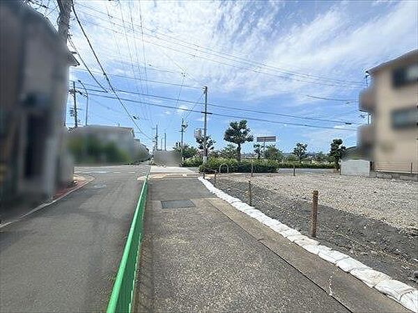 南側前面道路（東側より撮影）