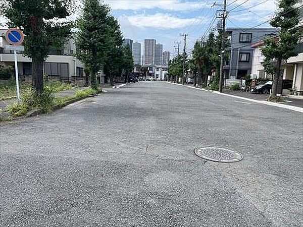 西側前面道路