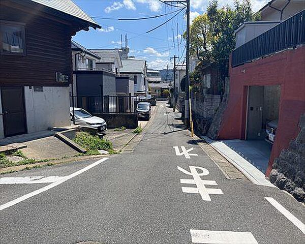 西側前面道路