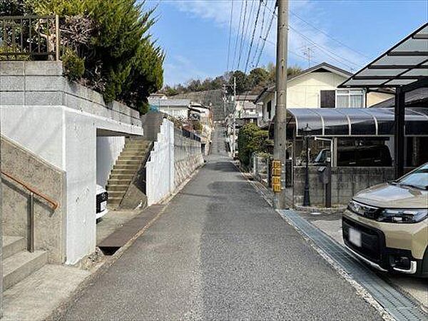 南東側前面道路（南側から撮影）
