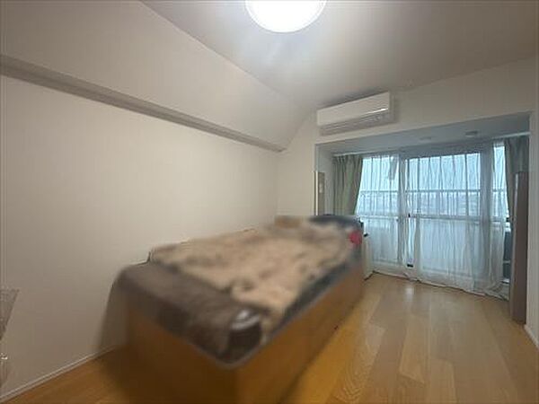 南東側洋室