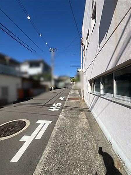 北西側前面道路