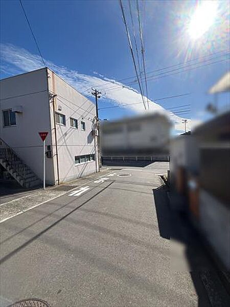 北西側前面道路