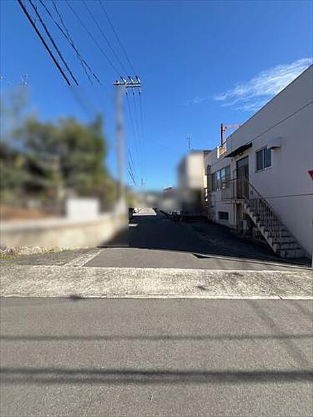 北東側前面道路