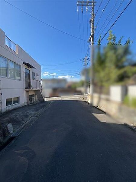 北東側前面道路