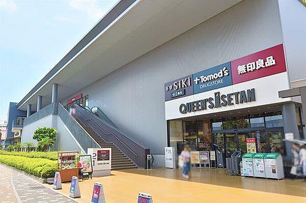 クイーンズ伊勢丹仙川店まで600m