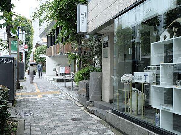 アクタス青山店 640m